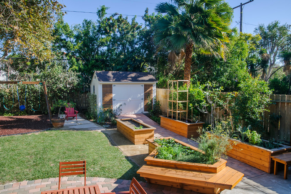Aménagement d'un jardin arrière contemporain de taille moyenne avec une exposition partiellement ombragée et des pavés en béton.