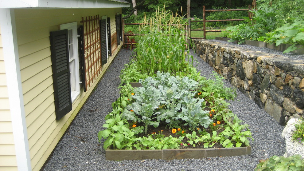 На фото: маленький солнечный, летний огород на участке на заднем дворе в стиле кантри с хорошей освещенностью для на участке и в саду