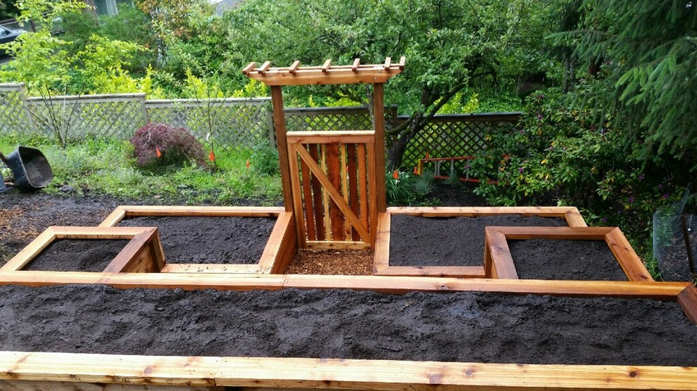 Inspiration for a mid-sized craftsman full sun hillside mulch vegetable garden landscape in Other for summer.