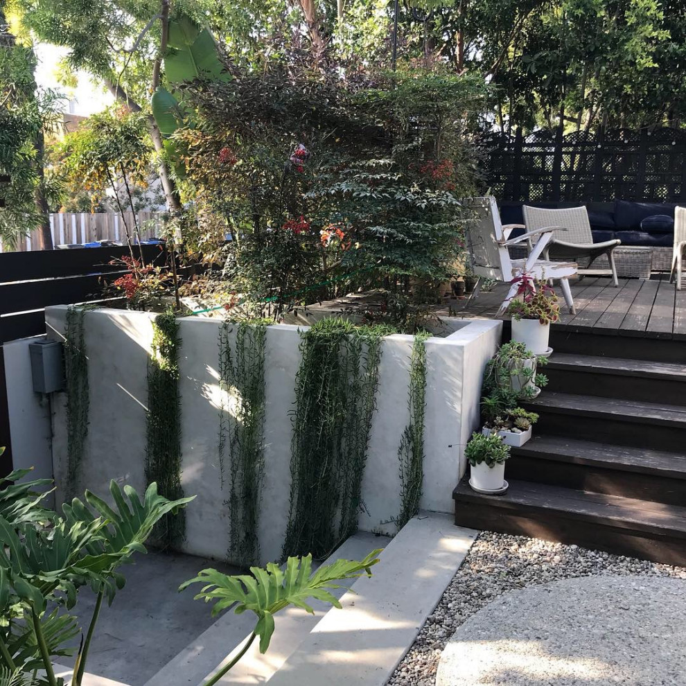 Esempio di un privacy in giardino boho chic esposto a mezz'ombra di medie dimensioni e davanti casa con pedane
