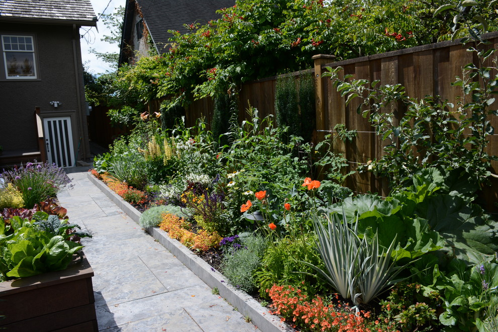 Идея дизайна: солнечный огород на участке среднего размера на заднем дворе в стиле неоклассика (современная классика) с хорошей освещенностью и покрытием из каменной брусчатки