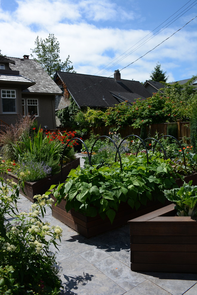 Mittelgroßer Klassischer Gemüsegarten hinter dem Haus mit direkter Sonneneinstrahlung und Natursteinplatten in Vancouver