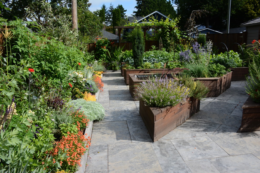 Idee per un orto in giardino chic esposto in pieno sole di medie dimensioni e dietro casa con pavimentazioni in pietra naturale