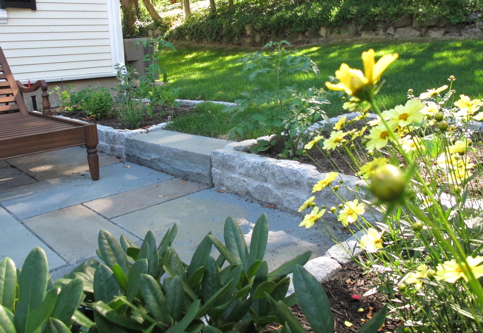 Ispirazione per un orto in giardino classico esposto a mezz'ombra nel cortile laterale con pavimentazioni in pietra naturale