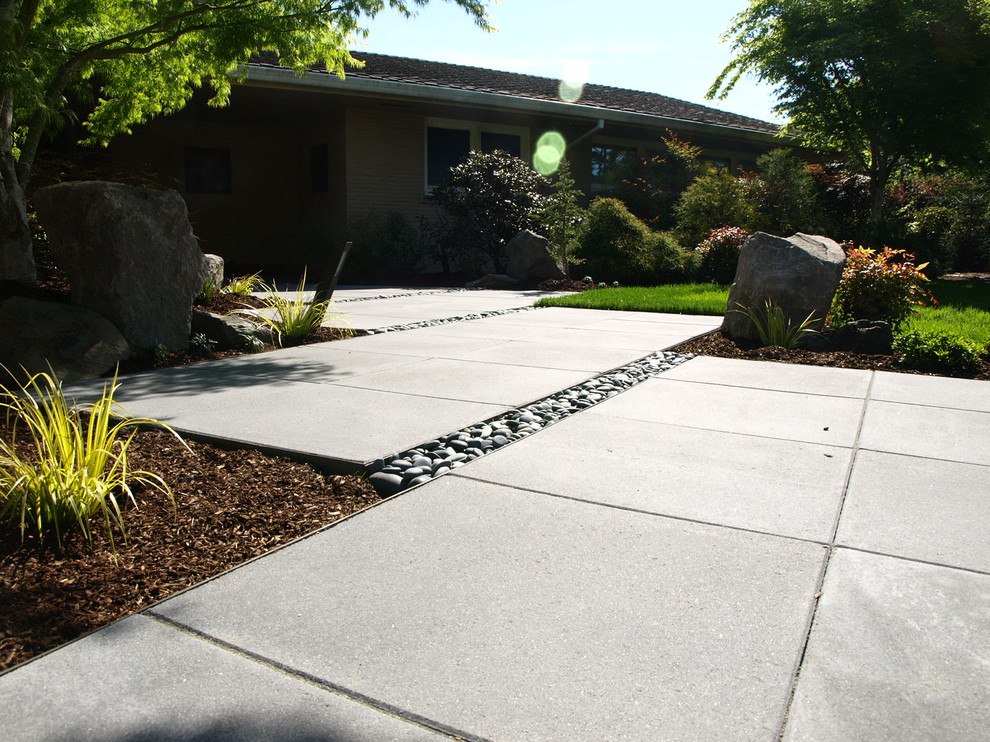 Design ideas for a mid-century modern front yard concrete paver garden path in Portland.