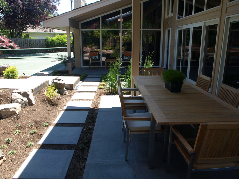 На фото: маленький участок и сад на заднем дворе в стиле ретро с мощением тротуарной плиткой для на участке и в саду с