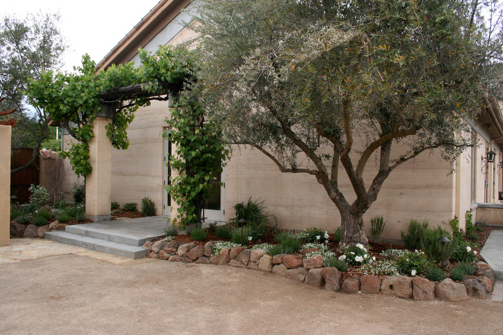 Ejemplo de jardín mediterráneo en patio trasero con jardín vertical