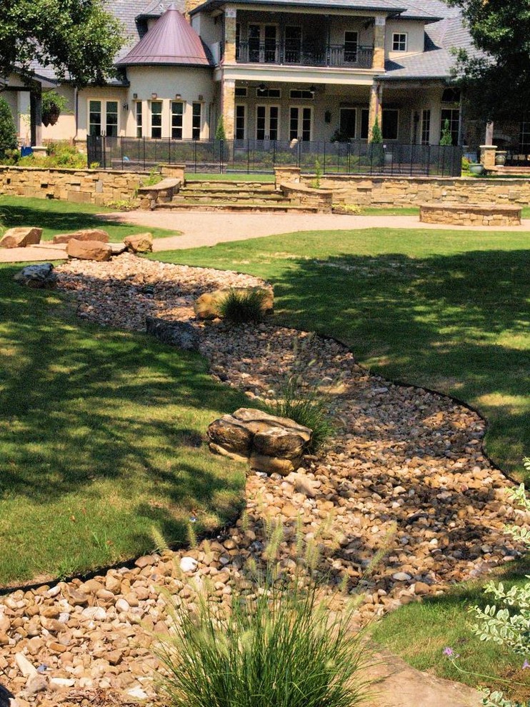 Design ideas for a traditional landscaping in Houston.