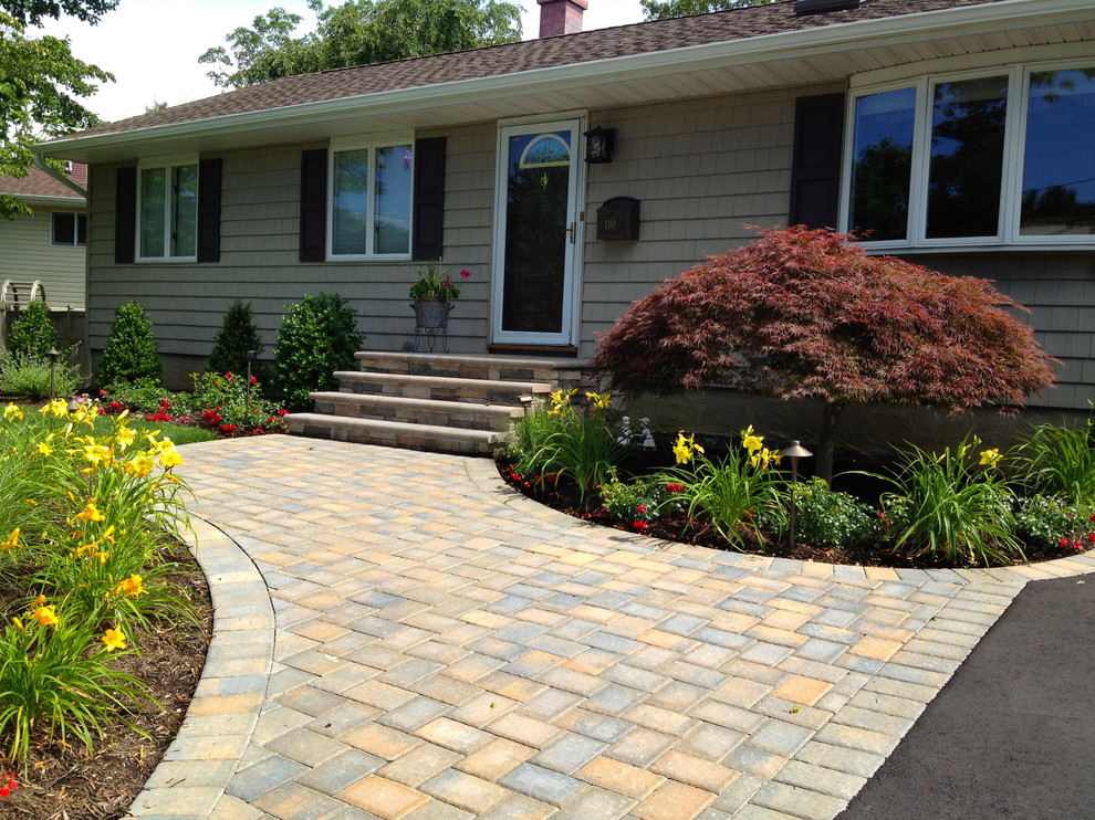 Design ideas for a traditional front driveway garden in New York with concrete paving.