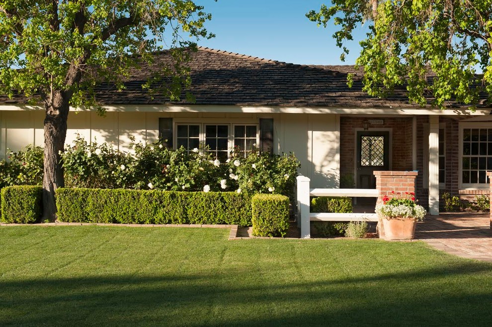 Halbschattiger Landhaus Vorgarten in Orange County