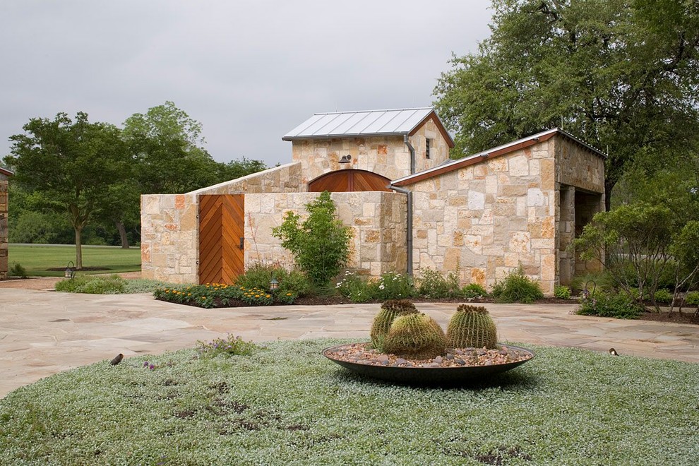Diseño de acceso privado de estilo de casa de campo de tamaño medio en patio delantero con exposición parcial al sol y adoquines de piedra natural