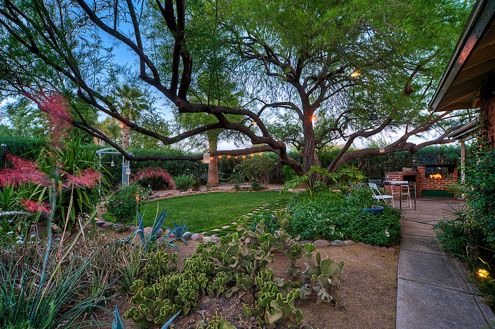 Geräumiger Klassischer Garten hinter dem Haus mit Feuerstelle, direkter Sonneneinstrahlung und Natursteinplatten in Phoenix