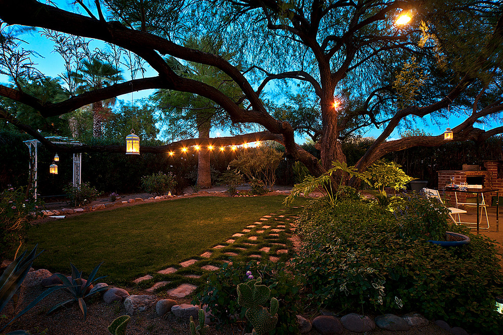 Foto di un ampio giardino classico esposto in pieno sole dietro casa con un focolare e pavimentazioni in pietra naturale