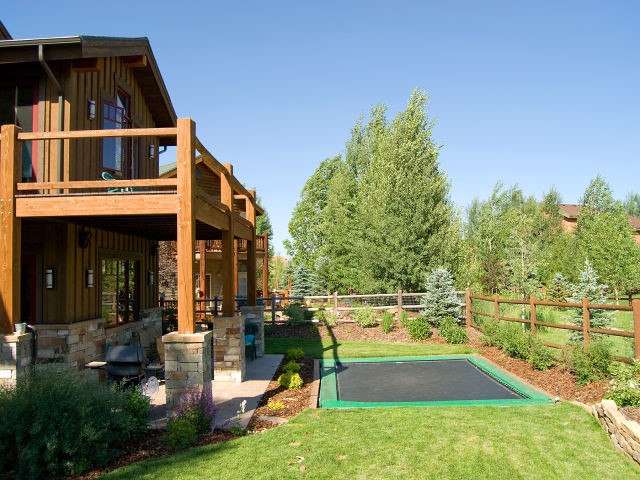 Inspiration for a mid-sized rustic drought-tolerant and full sun backyard landscaping in Salt Lake City.