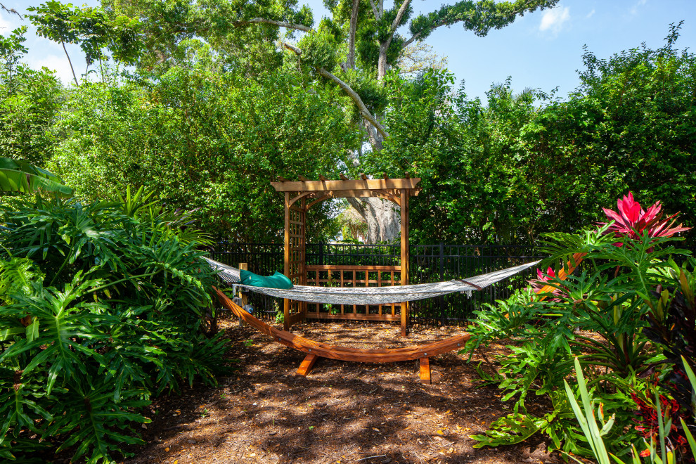 マイアミにある高級な広いモダンスタイルのおしゃれな庭 (半日向、マルチング舗装) の写真
