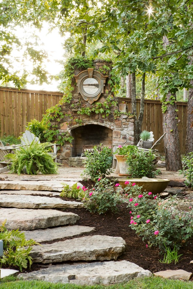 Aménagement d'un jardin classique avec des pavés en pierre naturelle et une cheminée.