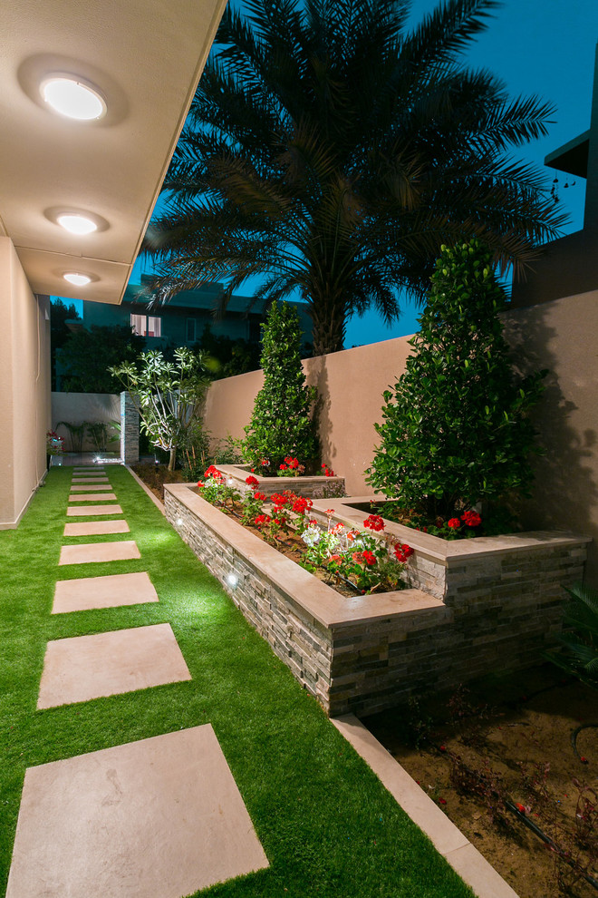 Стильный дизайн: маленький регулярный сад на боковом дворе в современном стиле с мощением тротуарной плиткой для на участке и в саду - последний тренд