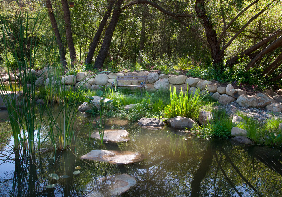 Esempio di un giardino country con fontane