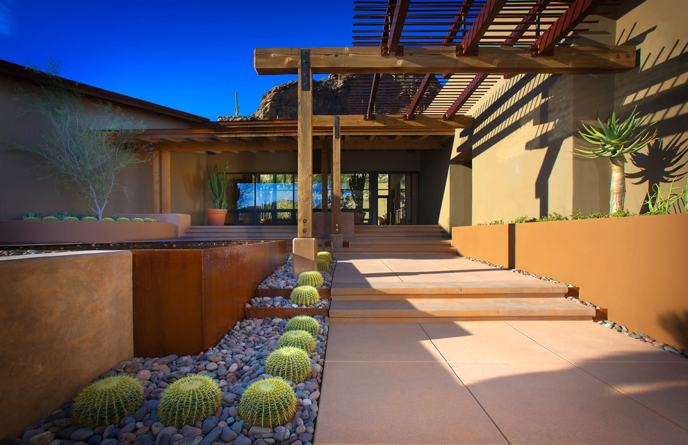 This is an example of a southwestern front yard landscaping in Phoenix.