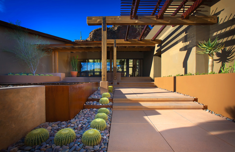Photo of a front garden in Phoenix with a potted garden.