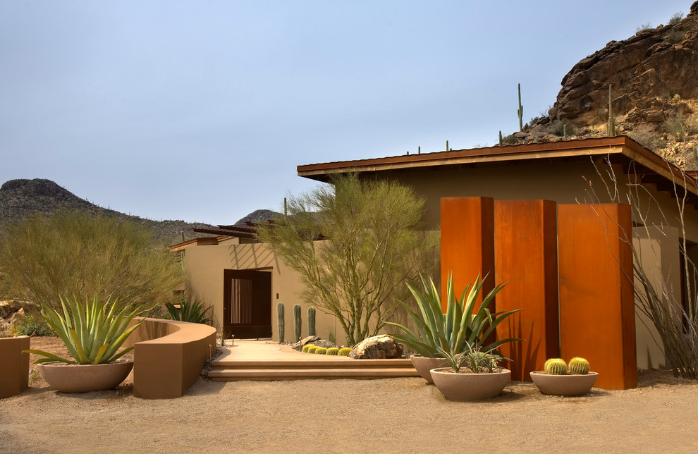 Ejemplo de jardín de secano de estilo americano con exposición total al sol y paisajismo estilo desértico