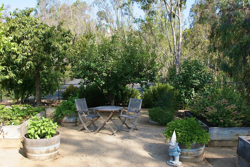 На фото: большой солнечный, летний огород на участке на заднем дворе в средиземноморском стиле с хорошей освещенностью с