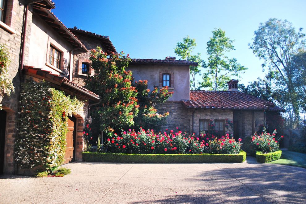 Foto di un giardino stile americano esposto in pieno sole davanti casa con un ingresso o sentiero e pavimentazioni in pietra naturale