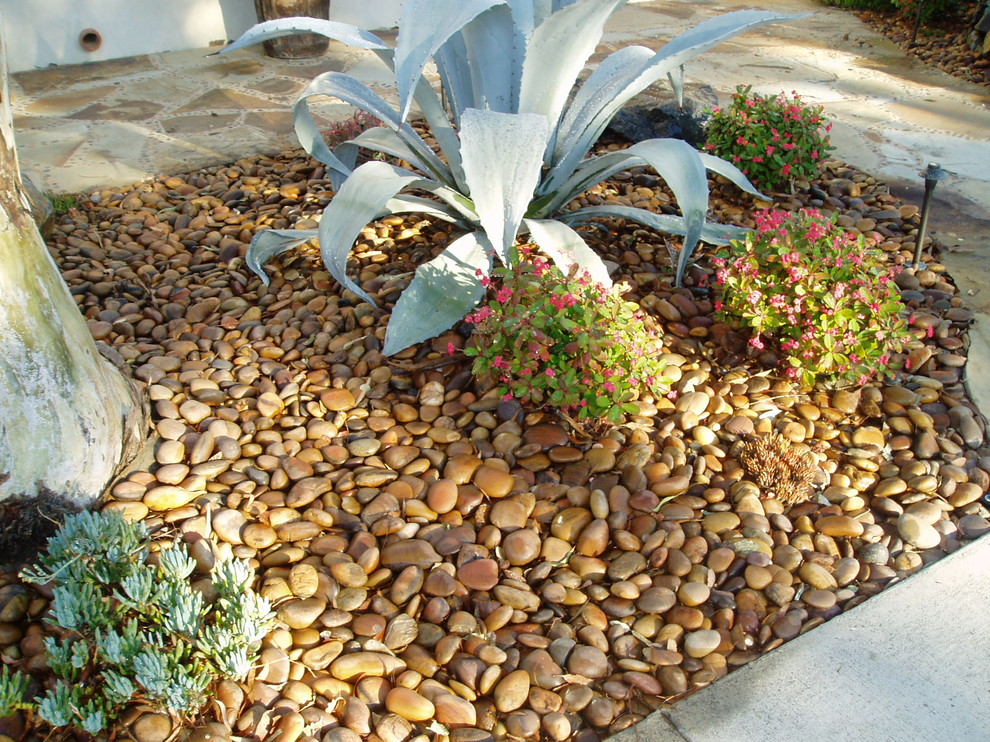 Ispirazione per un giardino mediterraneo esposto a mezz'ombra con pavimentazioni in pietra naturale