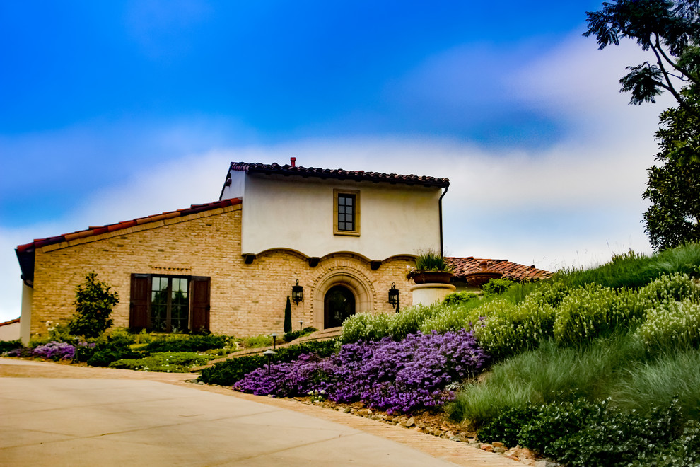 Geometrischer, Geräumiger Mediterraner Gartenweg hinter dem Haus, im Frühling mit direkter Sonneneinstrahlung und Granitsplitt in San Diego