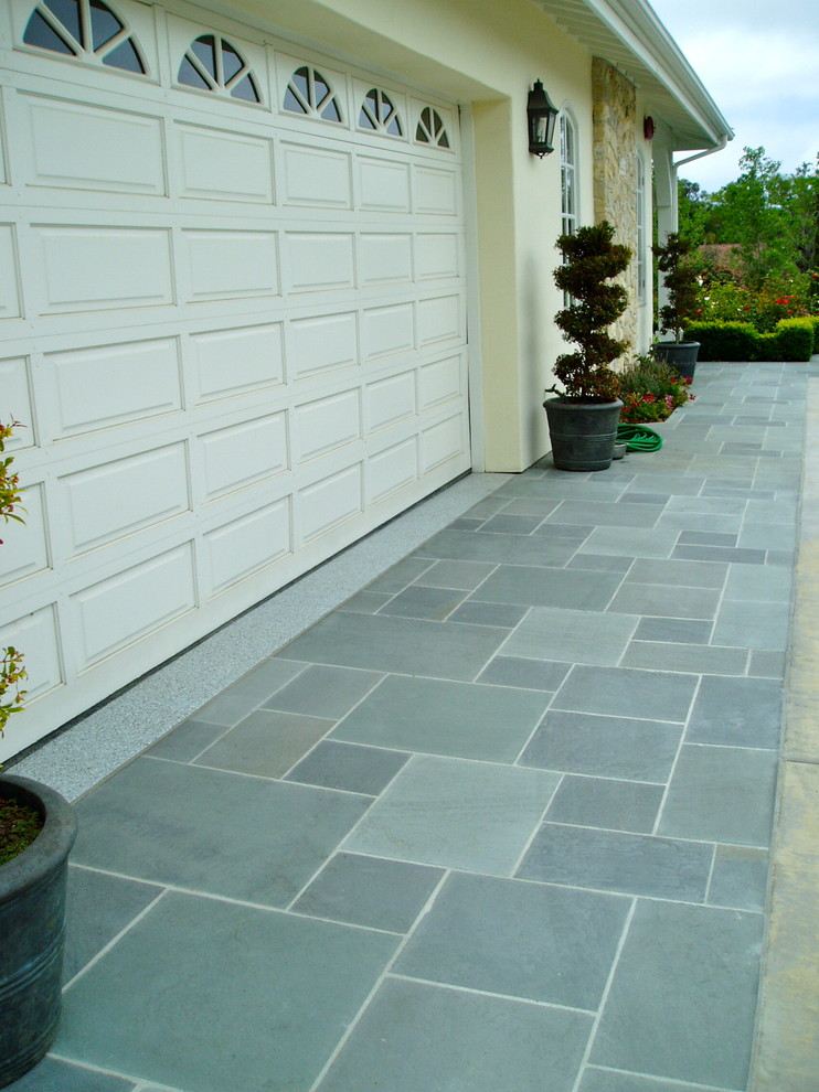 Design ideas for a traditional front driveway garden in San Diego with natural stone paving.