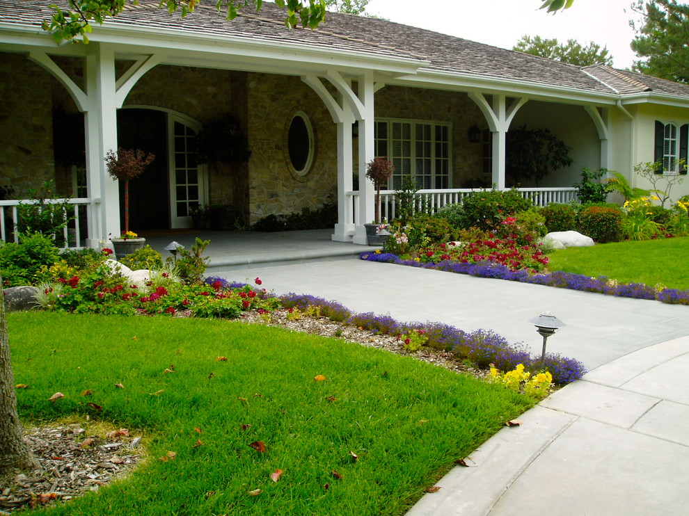Источник вдохновения для домашнего уюта: участок и сад на переднем дворе в классическом стиле с покрытием из каменной брусчатки