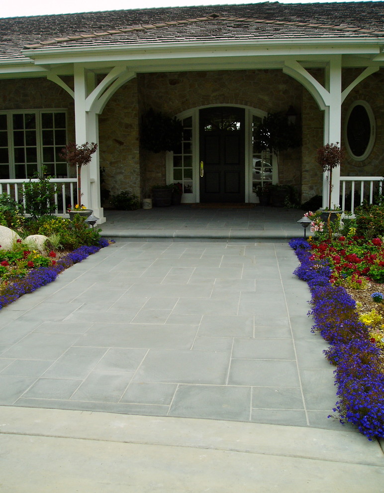 This is an example of a classic front garden in San Diego with a garden path and natural stone paving.