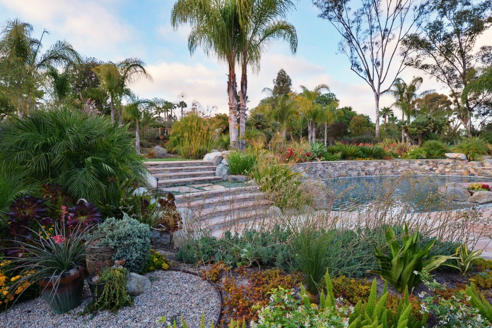 Стильный дизайн: огромный солнечный участок и сад на заднем дворе в средиземноморском стиле с хорошей освещенностью и покрытием из каменной брусчатки - последний тренд