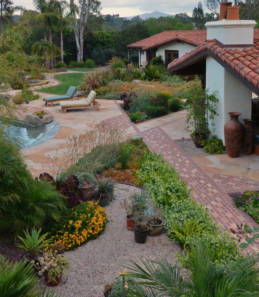 Foto de jardín mediterráneo extra grande en patio trasero con adoquines de piedra natural