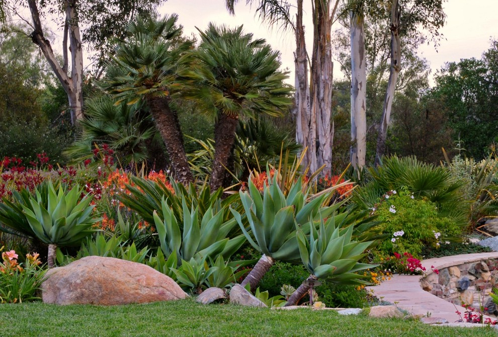 Foto di un ampio giardino mediterraneo dietro casa con pavimentazioni in pietra naturale