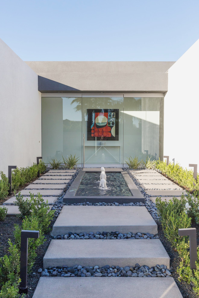 Источник вдохновения для домашнего уюта: садовый фонтан на внутреннем дворе в современном стиле с мощением тротуарной плиткой