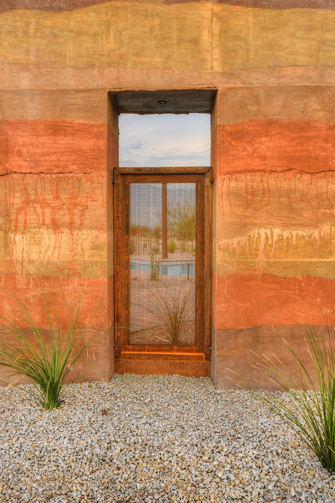 Idee per un giardino xeriscape stile americano esposto in pieno sole di medie dimensioni in estate con ghiaia e recinzione in metallo