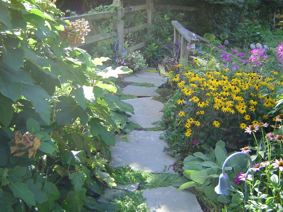 Inspiration för mellanstora klassiska bakgårdar i delvis sol, med en trädgårdsgång och naturstensplattor