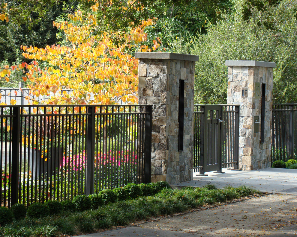 Inspiration for a traditional front yard landscaping in San Francisco.
