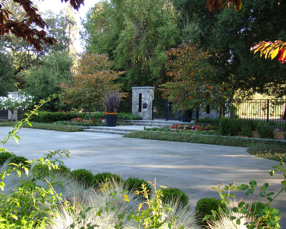 На фото: участок и сад на переднем дворе в классическом стиле