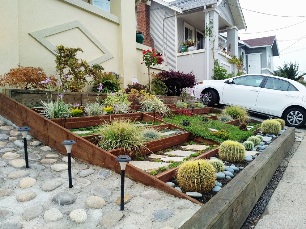 Kleiner, Geometrischer, Halbschattiger Moderner Vorgarten im Sommer mit Kübelpflanzen und Betonboden in San Francisco