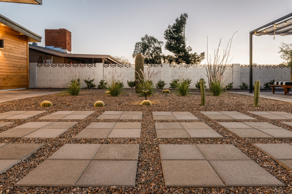 Ispirazione per un giardino moderno di medie dimensioni e dietro casa con un focolare e pavimentazioni in cemento