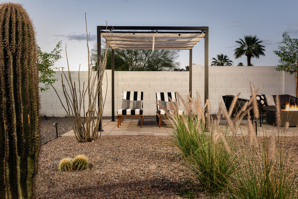 Imagen de jardín moderno de tamaño medio en patio trasero con brasero y adoquines de hormigón