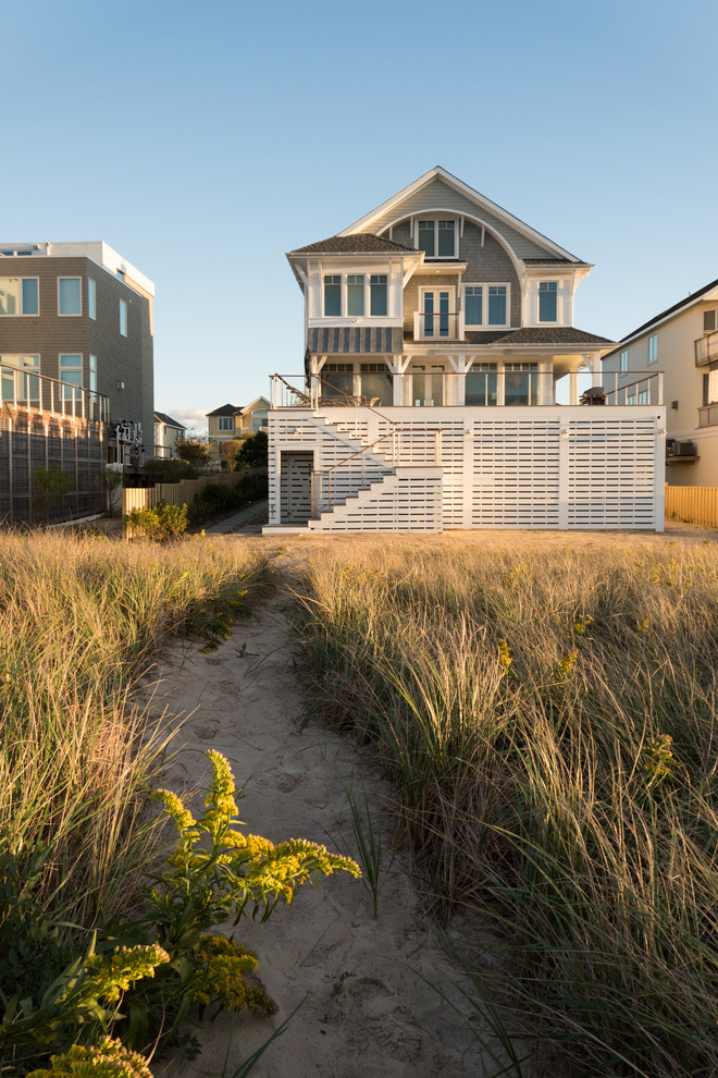 Immagine di un giardino costiero esposto in pieno sole di medie dimensioni e dietro casa in estate
