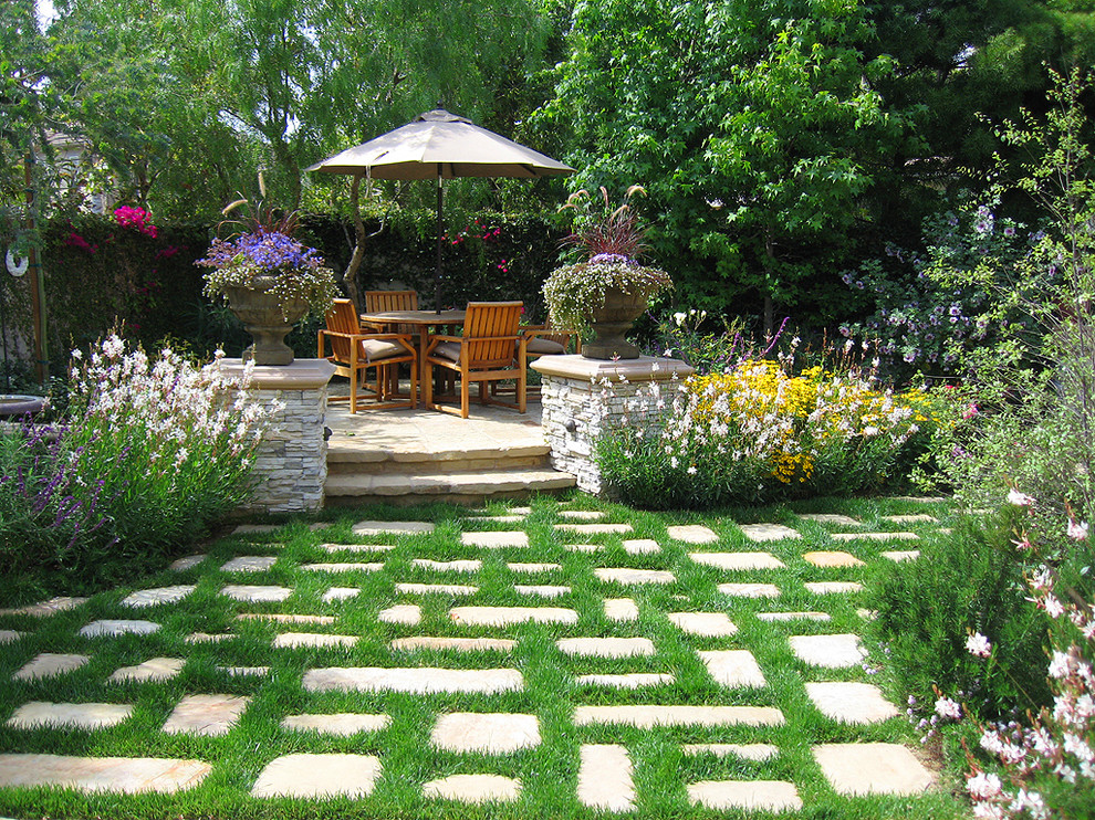 Пример оригинального дизайна: участок и сад на заднем дворе в классическом стиле