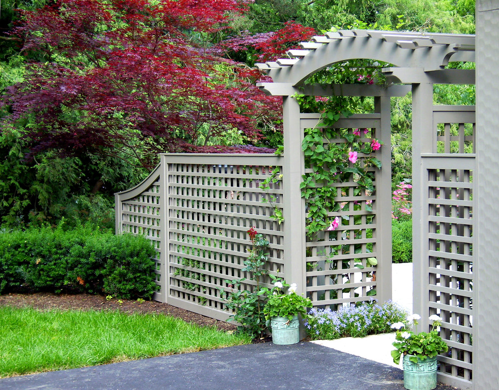 Пример оригинального дизайна: летний, солнечный участок и сад на заднем дворе в классическом стиле с хорошей освещенностью и забором