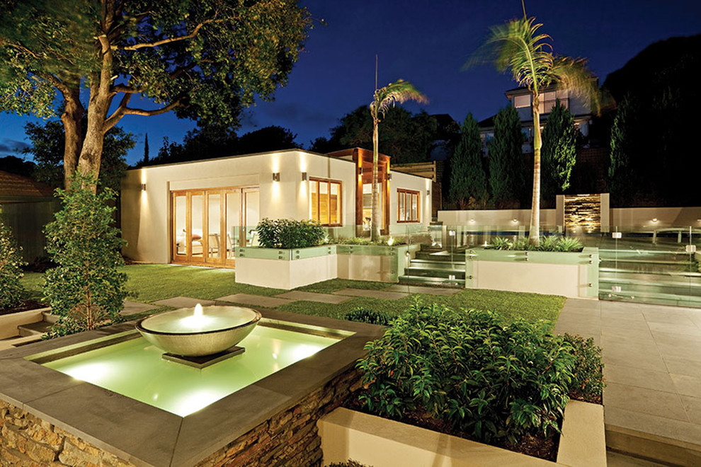 Свежая идея для дизайна: садовый фонтан среднего размера на заднем дворе в средиземноморском стиле с мощением клинкерной брусчаткой - отличное фото интерьера