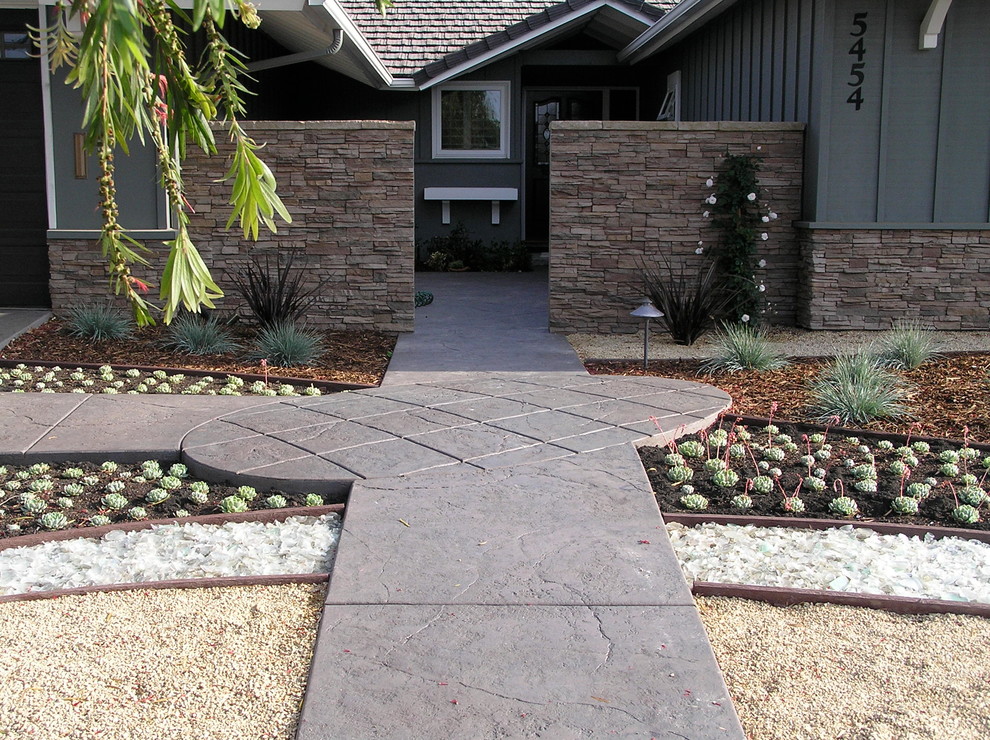 Источник вдохновения для домашнего уюта: участок и сад среднего размера на переднем дворе в современном стиле с мощением тротуарной плиткой