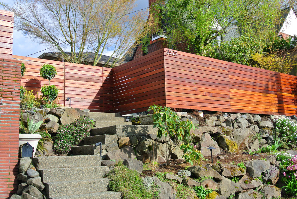 На фото: участок и сад на переднем дворе в современном стиле с забором с