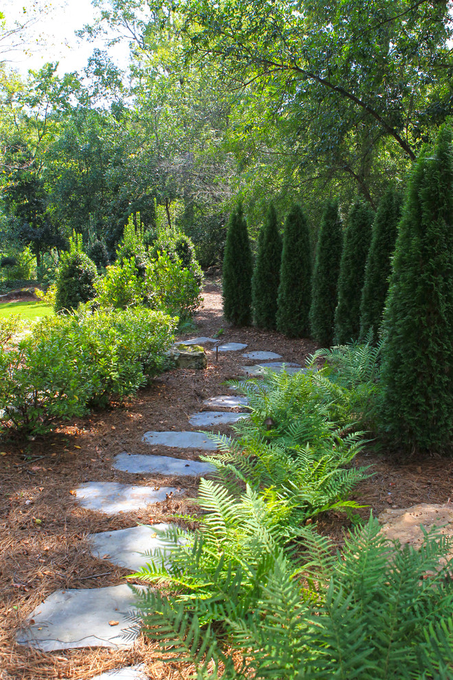 Ispirazione per un giardino formale classico esposto a mezz'ombra di medie dimensioni e dietro casa con pavimentazioni in pietra naturale